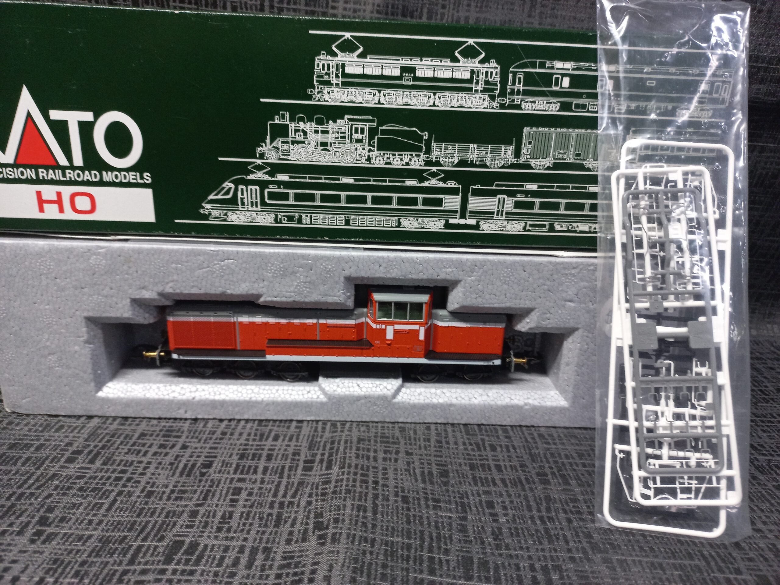 Diesel Locomotive Type DE10 – Kato 1-703 (HO scale)