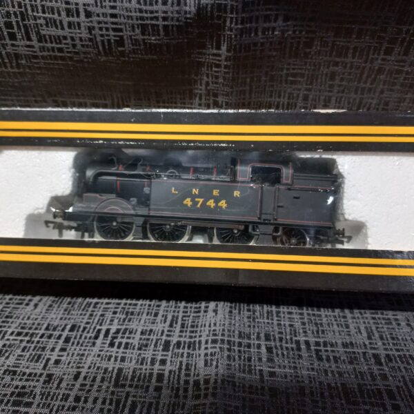 DAPOL D51 LNER BLACK 0-6-2T CLASS N2 #4744 STEAM LOCOMOTIVE.